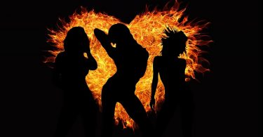 3 vrouwensilhouetten tegen zwarte achtergrond met hart van vuur