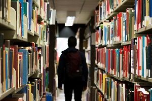 figuur loopt door bibliotheek