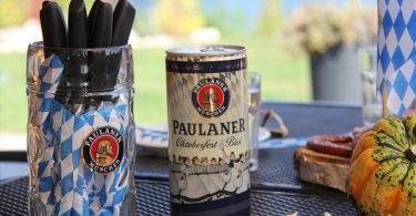 paulaner oktoberfest bier op tafel