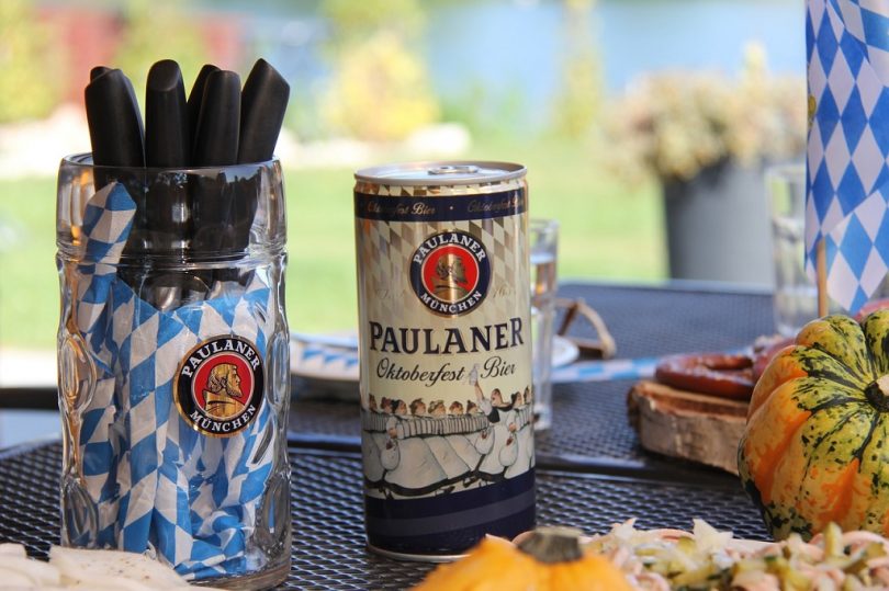 paulaner oktoberfest bier op tafel