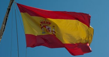 spaanse vlag tegen blauwe lucht