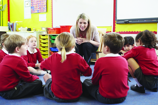 lerares leest voor aan groep