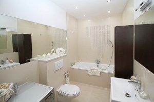 moderne badkamer met bad