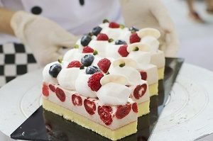 gebakjes met cakebodem, slagroom en fruit