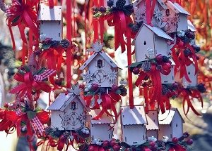 kerstdecoraties witte huisjes met rode linten