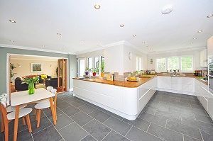 moderne keuken in wit met grijze vloer