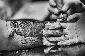 tatoeage van uil op arm