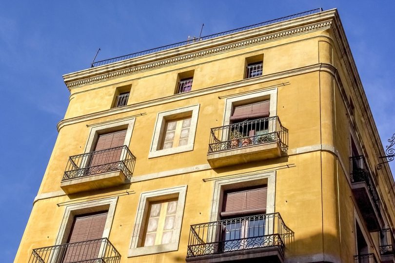 Spaans pand met balkons aan de voorkant