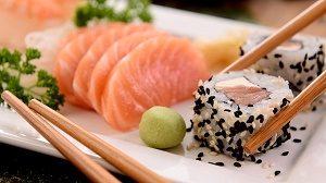 zalm sushi en sashimi op een bord