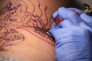 arm wordt getatoeëerd