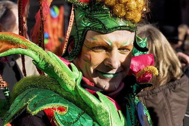 clown in groen en geschminkt