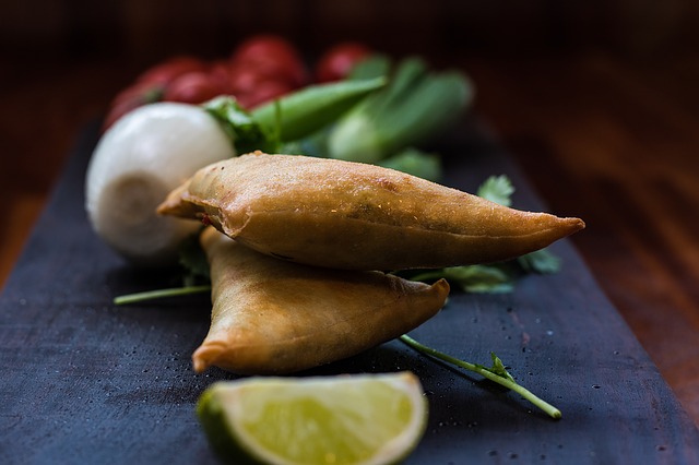 samosas op zwart onderbord