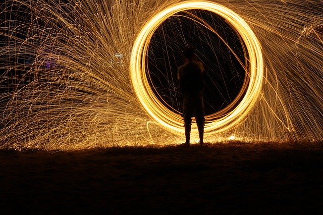 man voor roterend vuurwerk