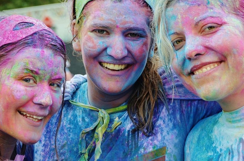 drie dames bedekt in verschillende kleuren poeder