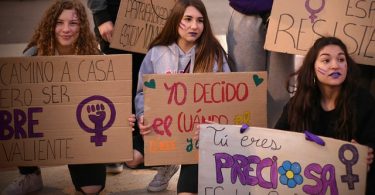 protest door jonge vrouwen