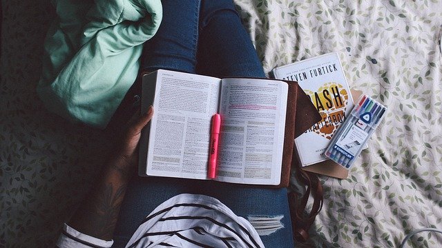 student met literatuur op school