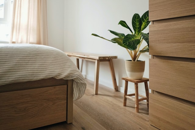 slaapkamer met bed, kast en plant