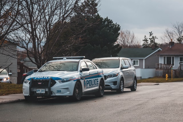 Politieauto in de wijk