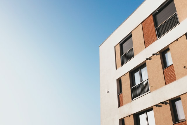 Appartementen met oranje luiken