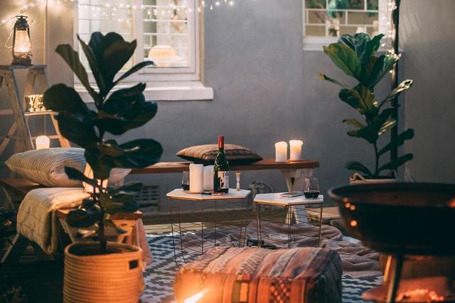 sfeerverlichting en planten in gezellige kamer