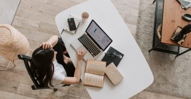 student zit aan bureau