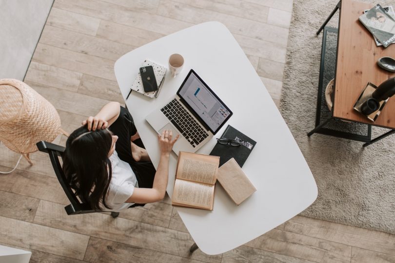 student zit aan bureau