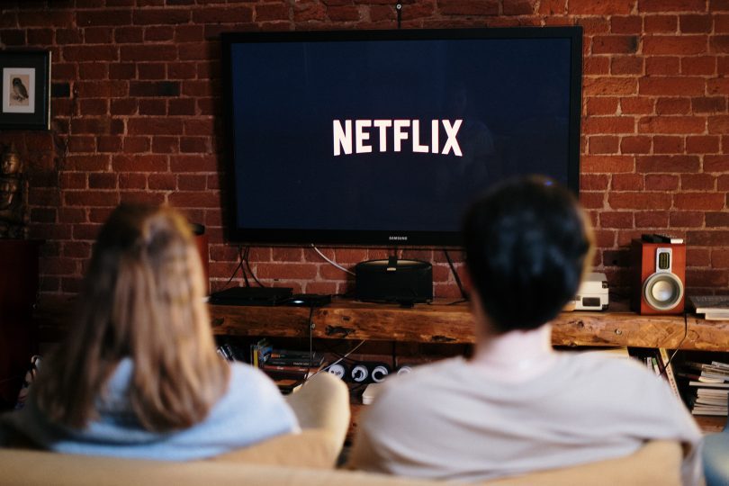 stel kijkt netflix