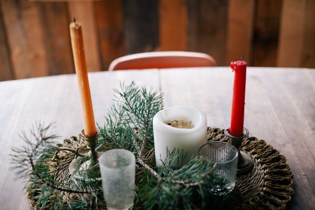 tafel met kerstdecoraties