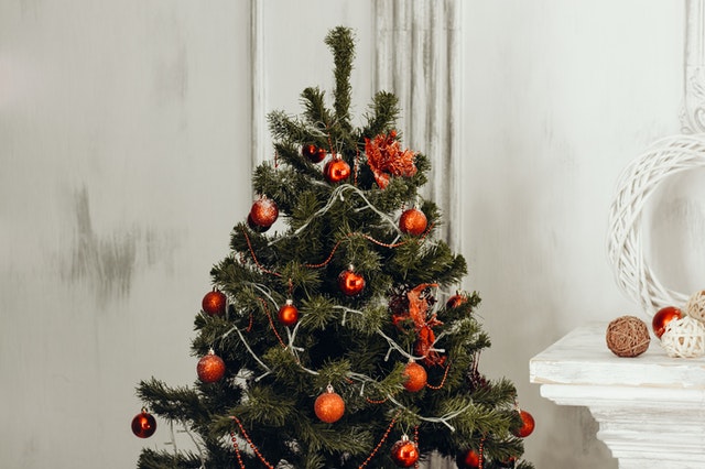 kerstboom met rode ballen