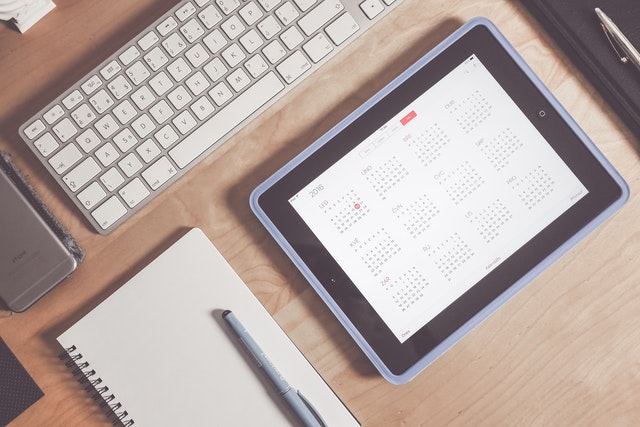 toetsenbord, tablet en schrijfwaren op bureau