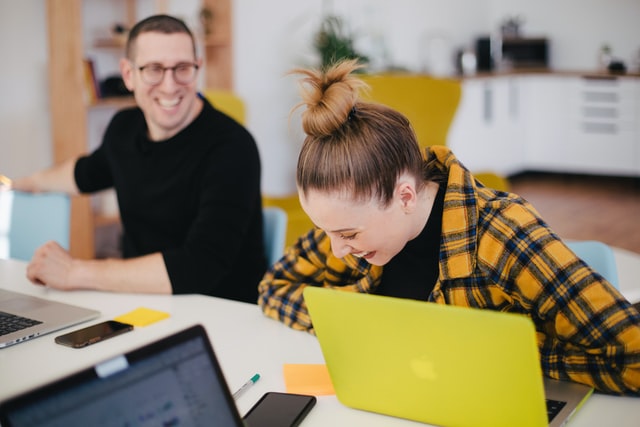 student werkt aan laptop