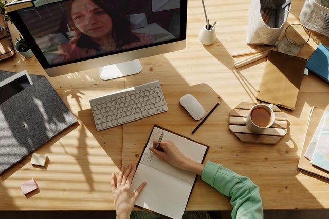 vrouw met notitieboekje voor computer