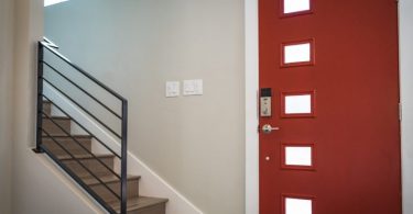 rode voordeur en trap