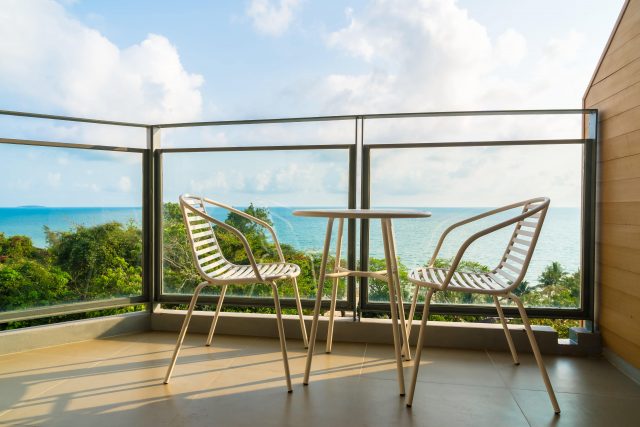 terras met stoelen en tafel en uitzicht op zee