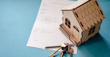 contract, huisje en sleutels