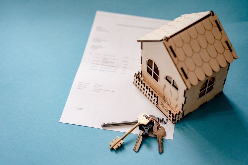 contract, huisje en sleutels
