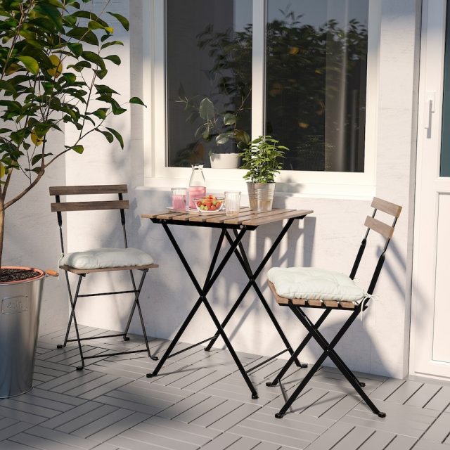 klein balkon met tafel en stoelen