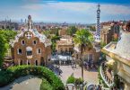 Toeristenbelasting in Barcelona met uitzicht over de stad vanuit Parc Guell