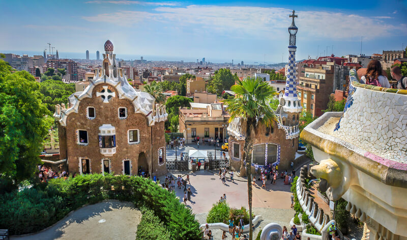 Toeristenbelasting in Barcelona met uitzicht over de stad vanuit Parc Guell