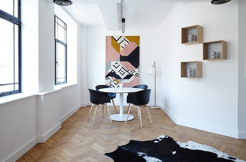 eetkamer met tafel, stoelen en wanddecoratie