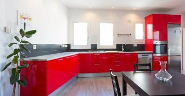 beste vloer voor de keuken - rode keuken met laminaatvloer
