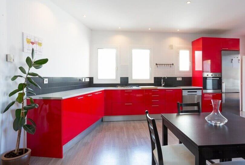 beste vloer voor de keuken - rode keuken met laminaatvloer