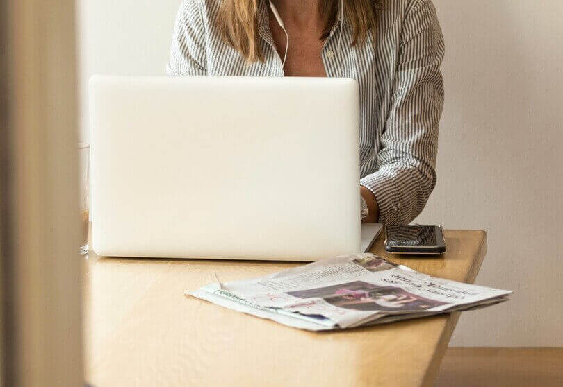 vrouw aan laptop en bureau